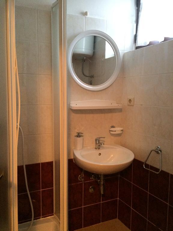 Apartments Nina Omišalj Екстериор снимка